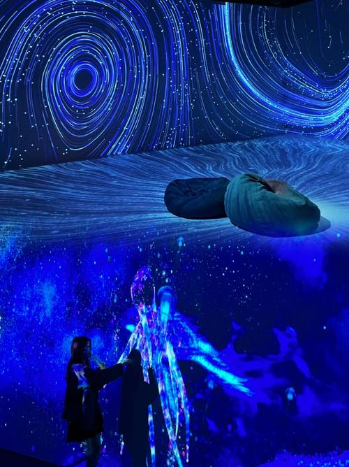 与海浪互动展激情