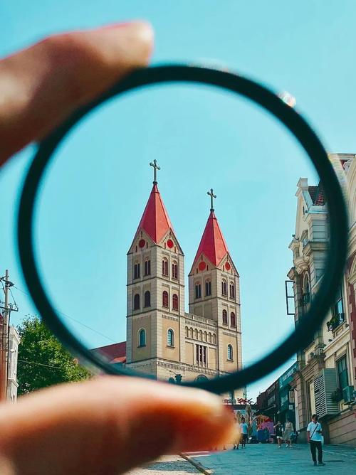 不同拍摄视角（平视、仰视、俯视）对构图的影响