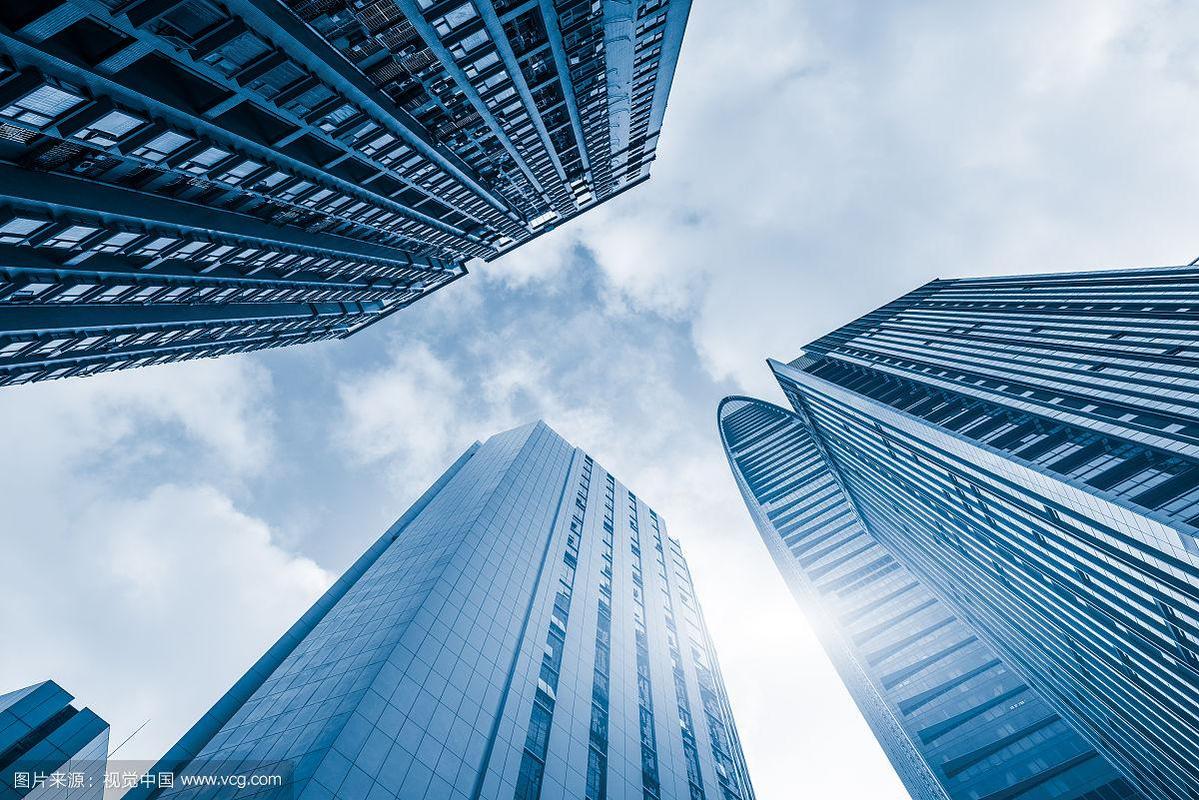 不同拍摄视角（平视、仰视、俯视）对构图的影响