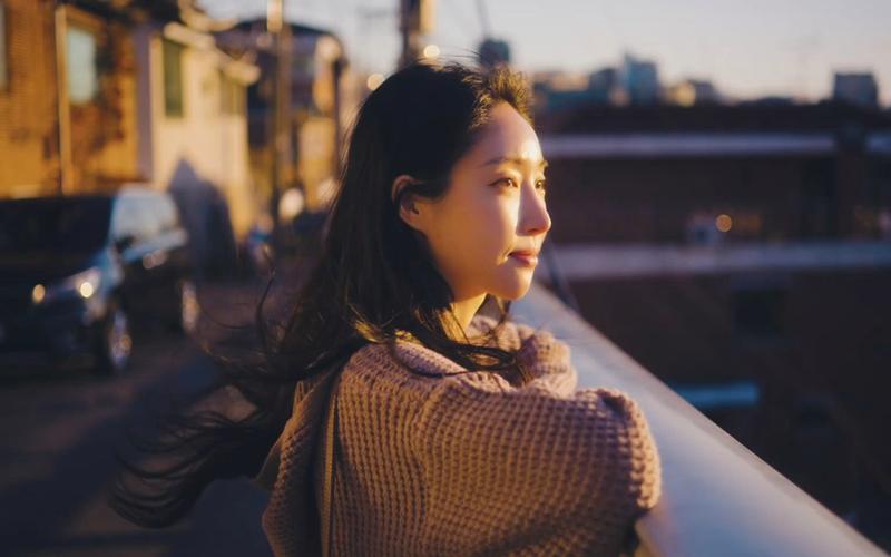 简洁构图在不同摄影题材中的应用（如静物、风景等）