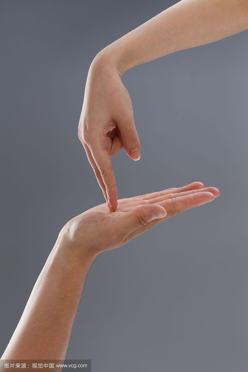 斜侧角度增添手部立体感