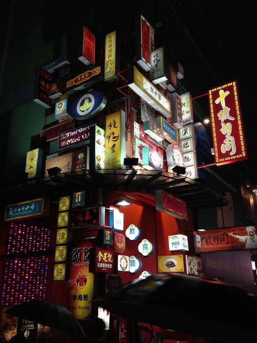 遵循三分法原则放置招牌主体