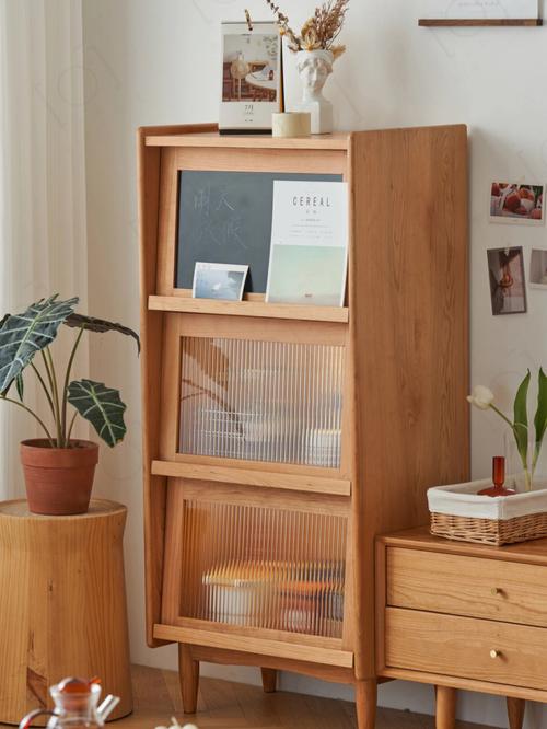 利用家具错落摆放打造三角构图