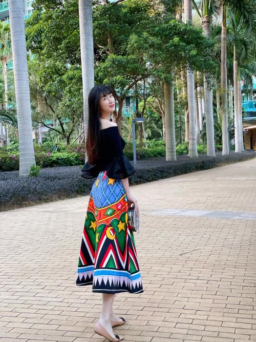 拿花靠肩显俏皮