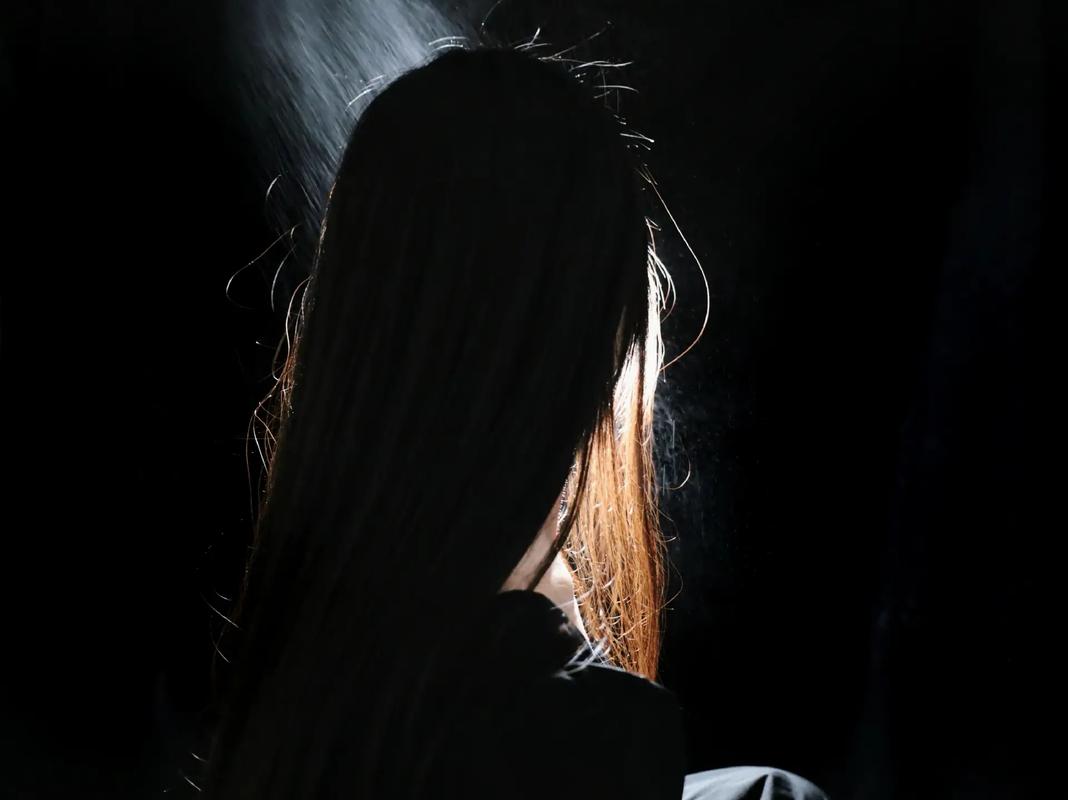 通过背景光分离人物与背景