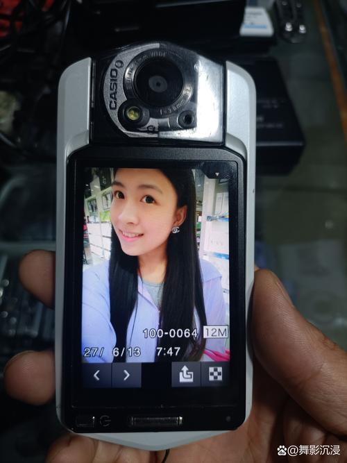 自拍神器卡西欧怎么传照片？能不能不用数据线