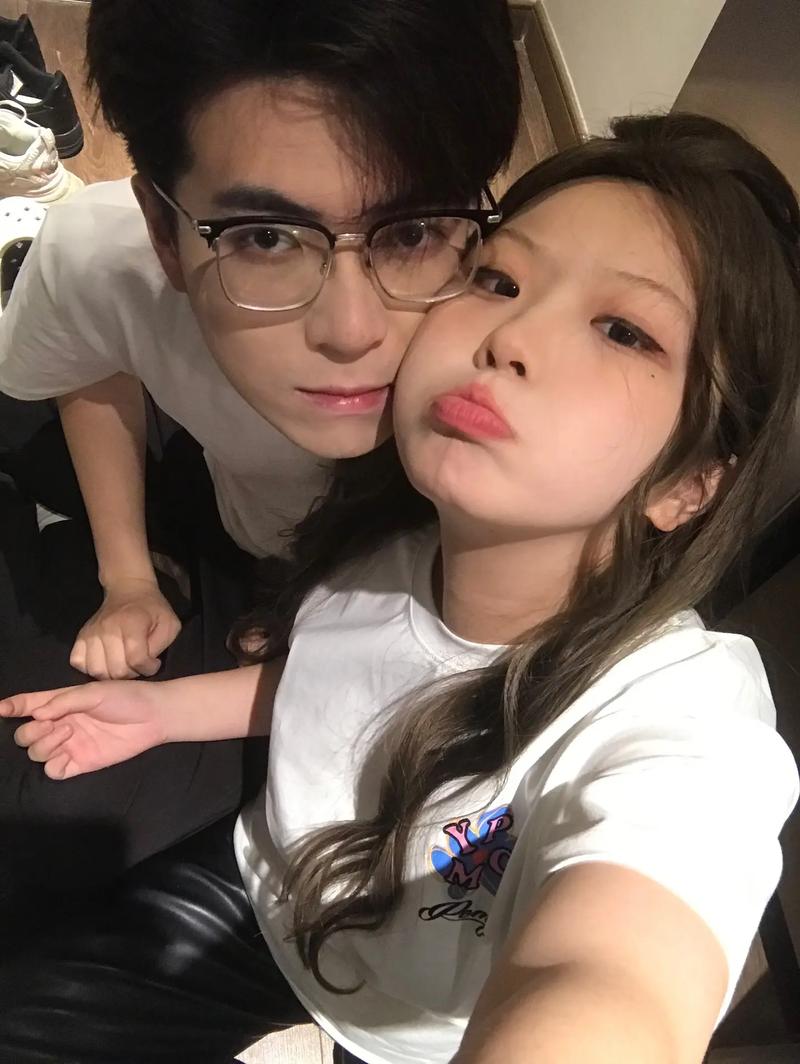 自拍拍照小技巧教学,三个人动作怎么摆？