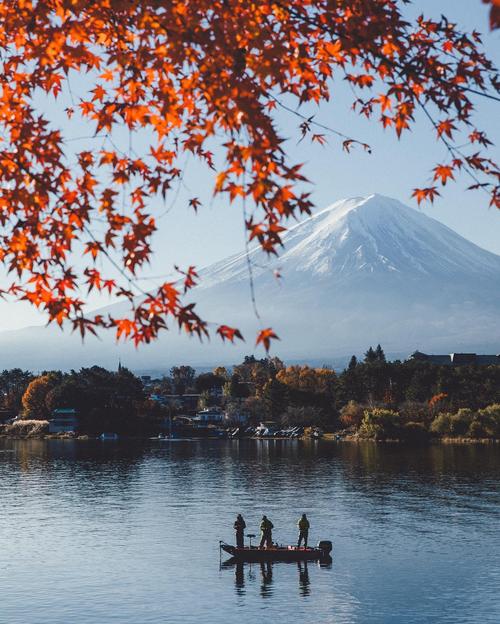 前景构图适合增加画面丰富度的场景