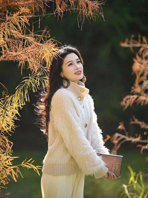 50岁女人拍照如何摆造型？什么角度比较好看