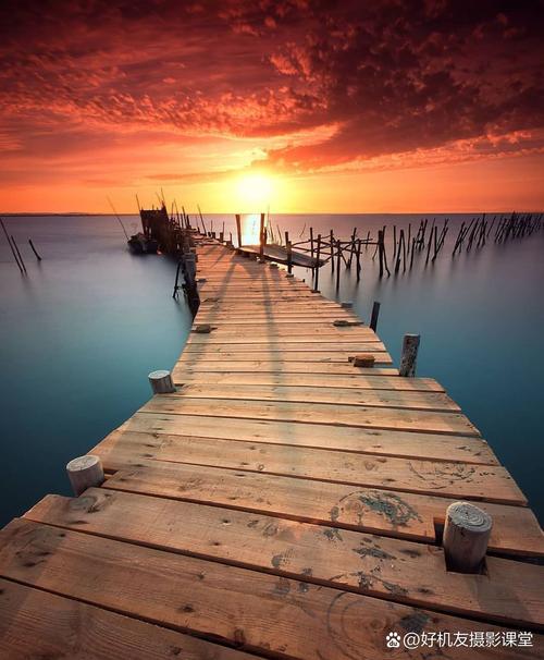 放射构图法适合突出中心主体且有扩散感的场景