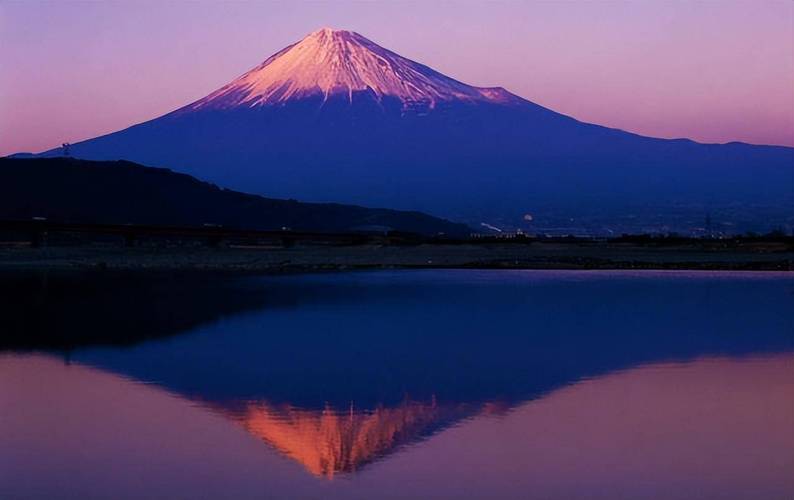对称构图法适合展现庄重稳定的场景